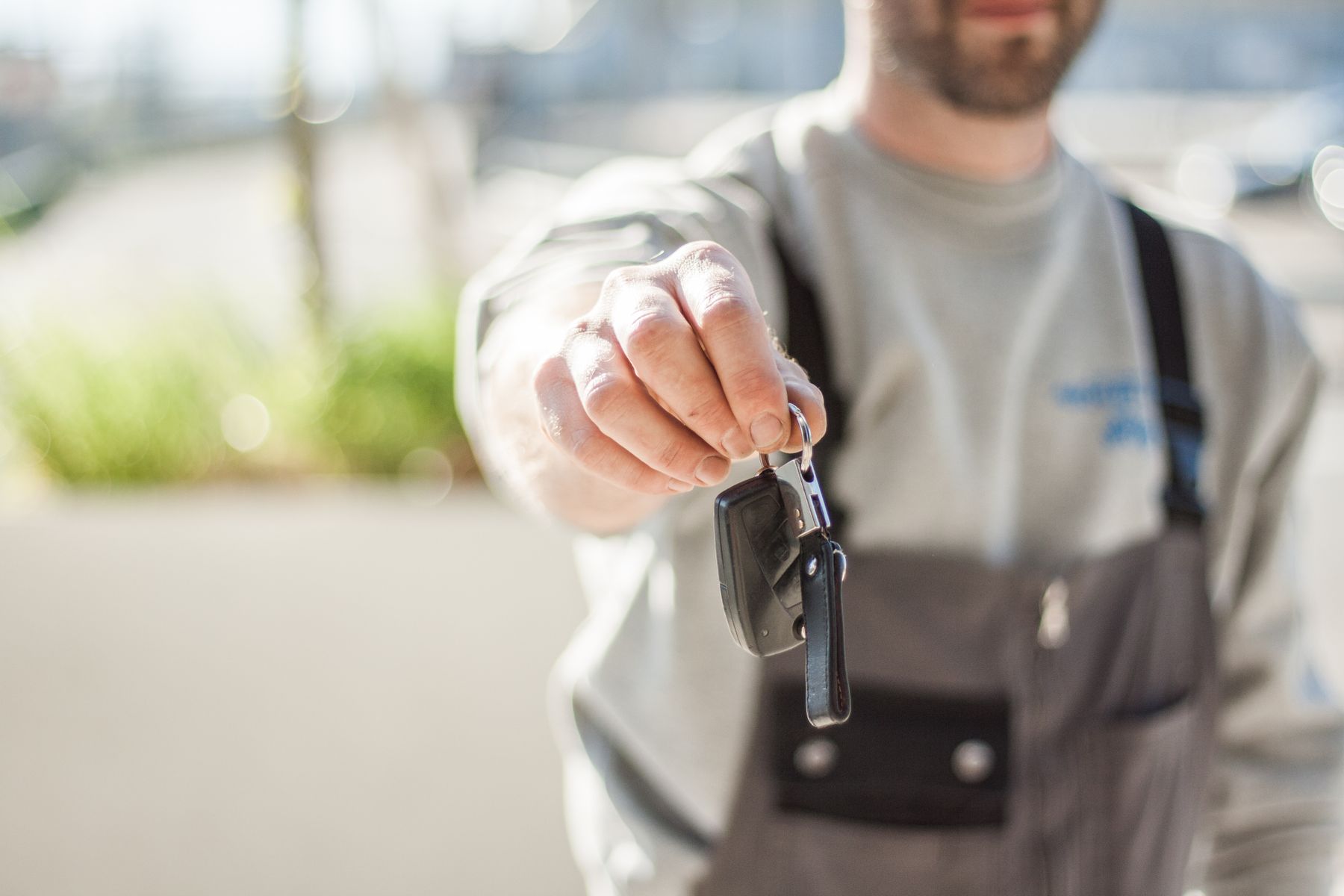 Consegna delle chiavi di un’auto al cliente